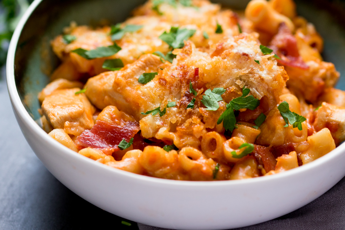 Easy Homemade Mac and Cheese Recipe with Chicken, Bacon and Tomato
