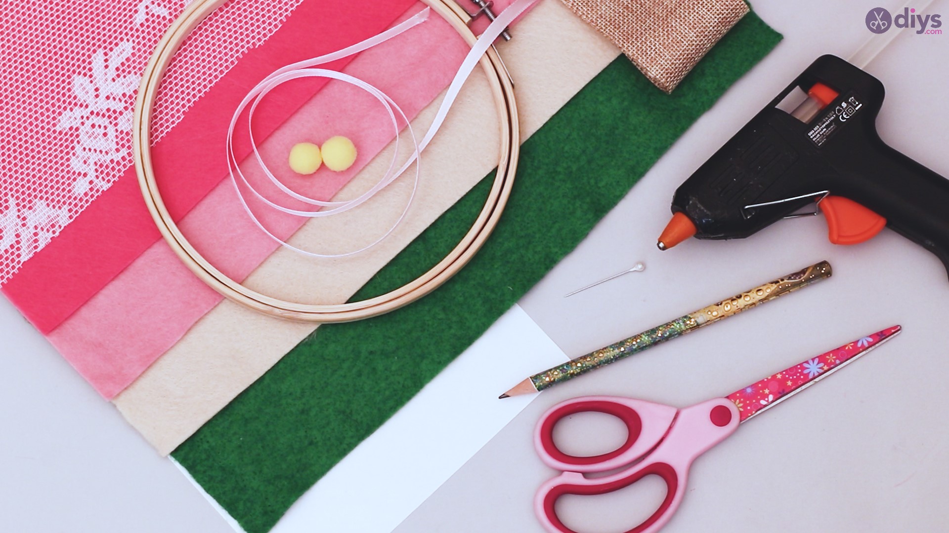 DIY Embroidery Hoop Wall Decor