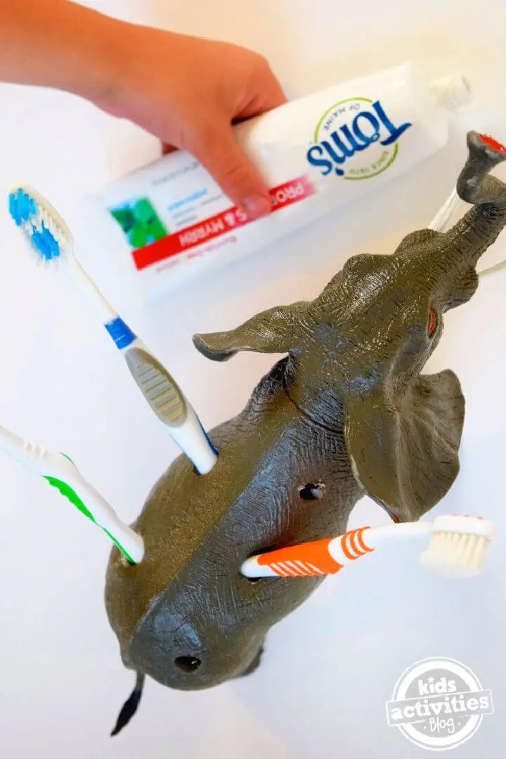 25 DIY Toothbrush Holder Ideas {Updated 2022} DIY to Make