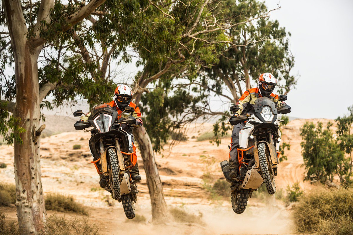 Cast Wheels Vs. Spoked Wheels. Which are the best