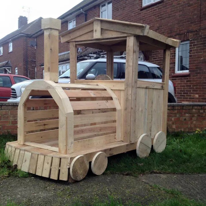 Pallet Wood Train Engine / Playhouse Easy Pallet Ideas