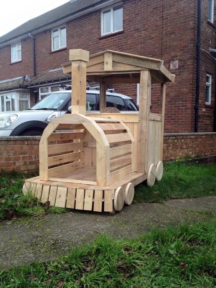Pallet Wood Train Engine / Playhouse Easy Pallet Ideas