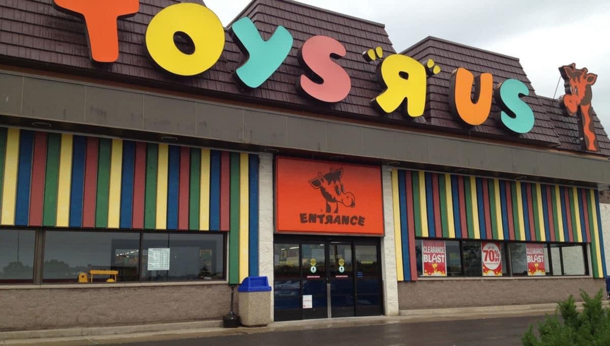 26 Toys "R" Us Photos Proving No Other Toy Store Stood a Chance Feels