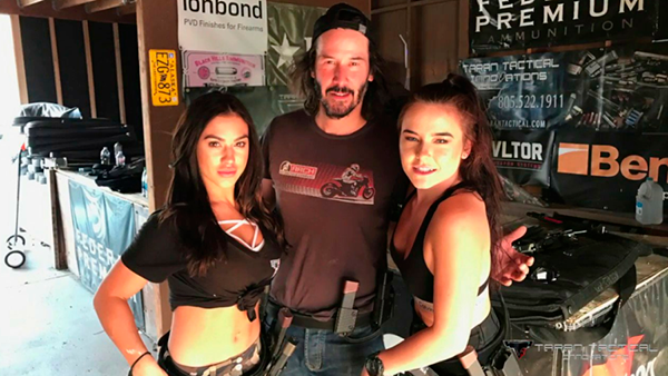 Sometern A Ciruga A Keanu Reeves Para Que Pueda Mover Los Brazos