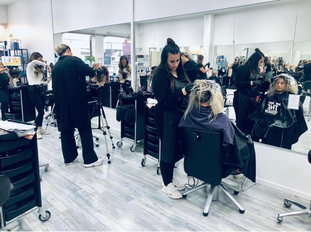Kunskapsförbundet startar frisörutbildning med Svenska frisörskolan