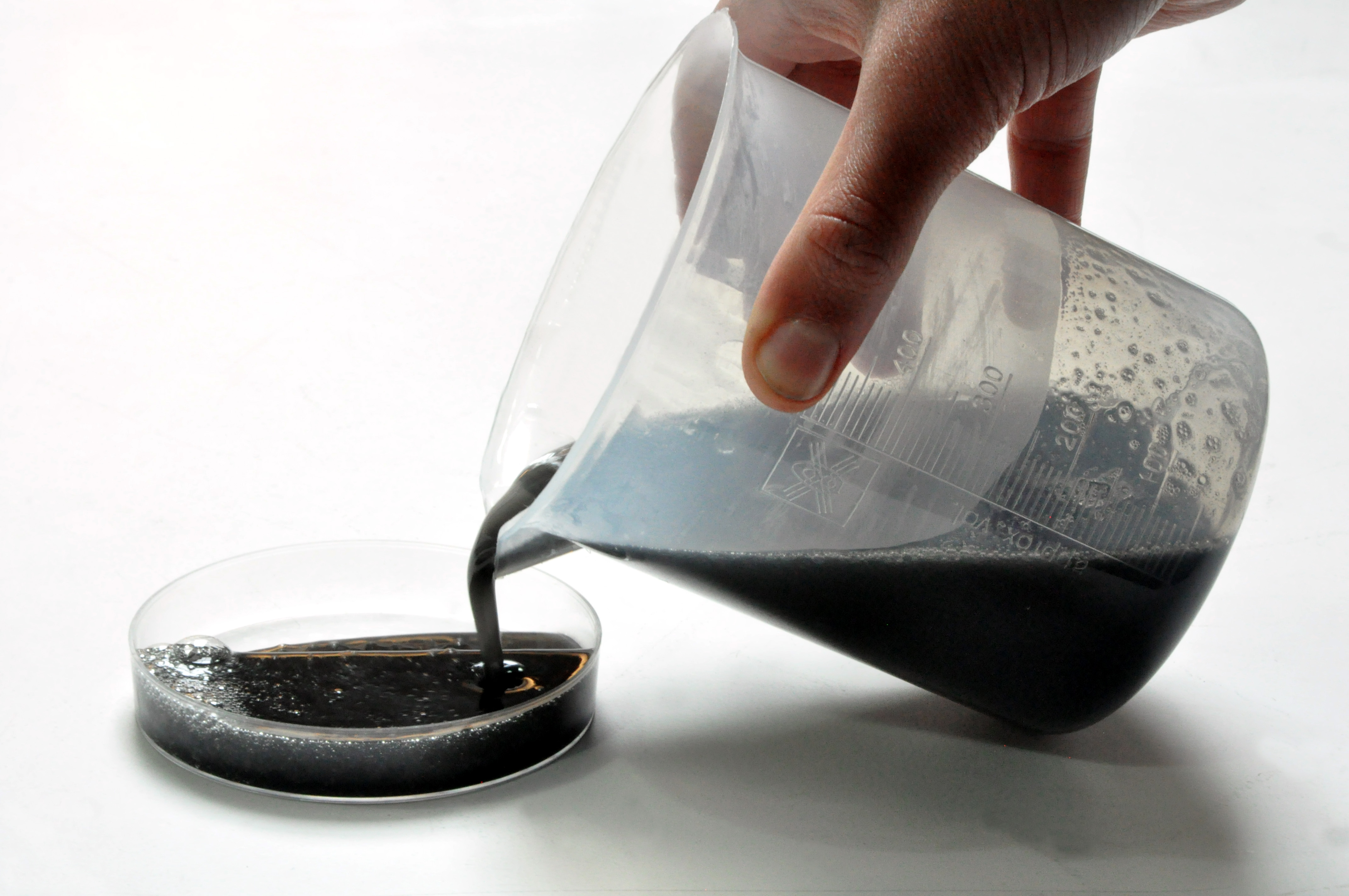 Materiom Conductive Gelatin bioplastic Ge04