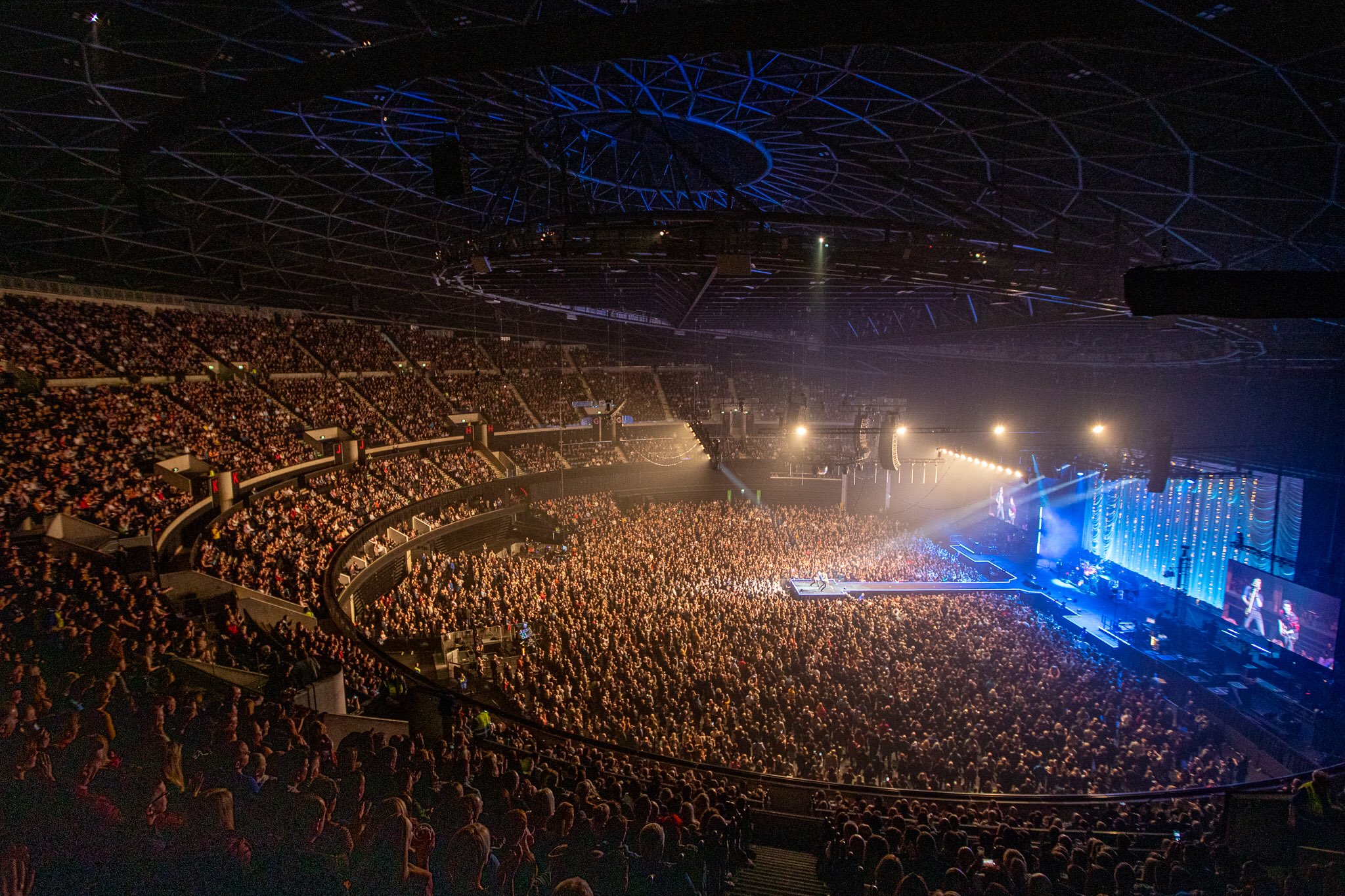 Stereophonics receive backlash for holding massive arena shows in time