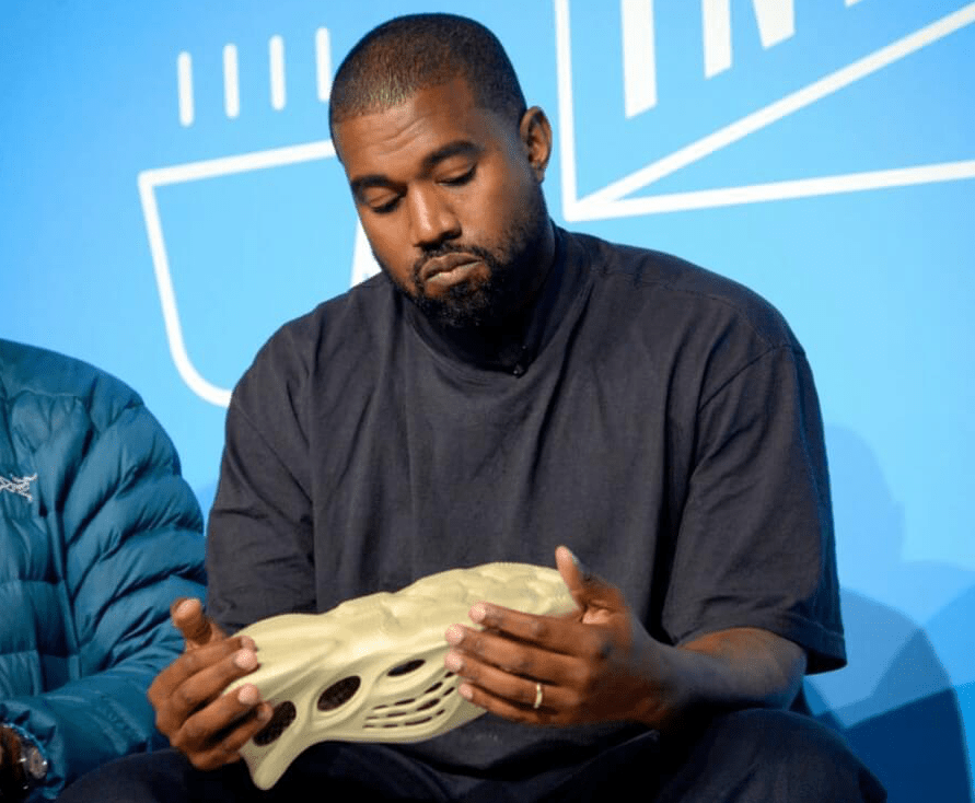 Kanye West demanda a Walmart por vender Yeezy Foam Runner 'piratas'