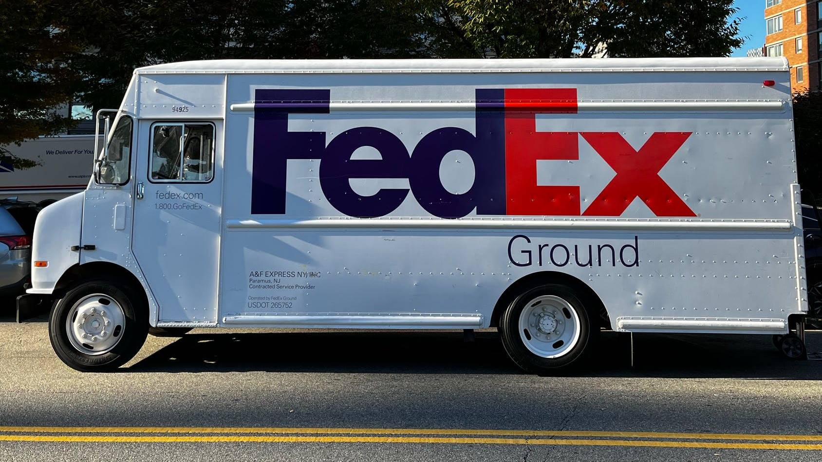 El plan de Fedex para entregar paquetes con 200,000 vehículos eléctricos