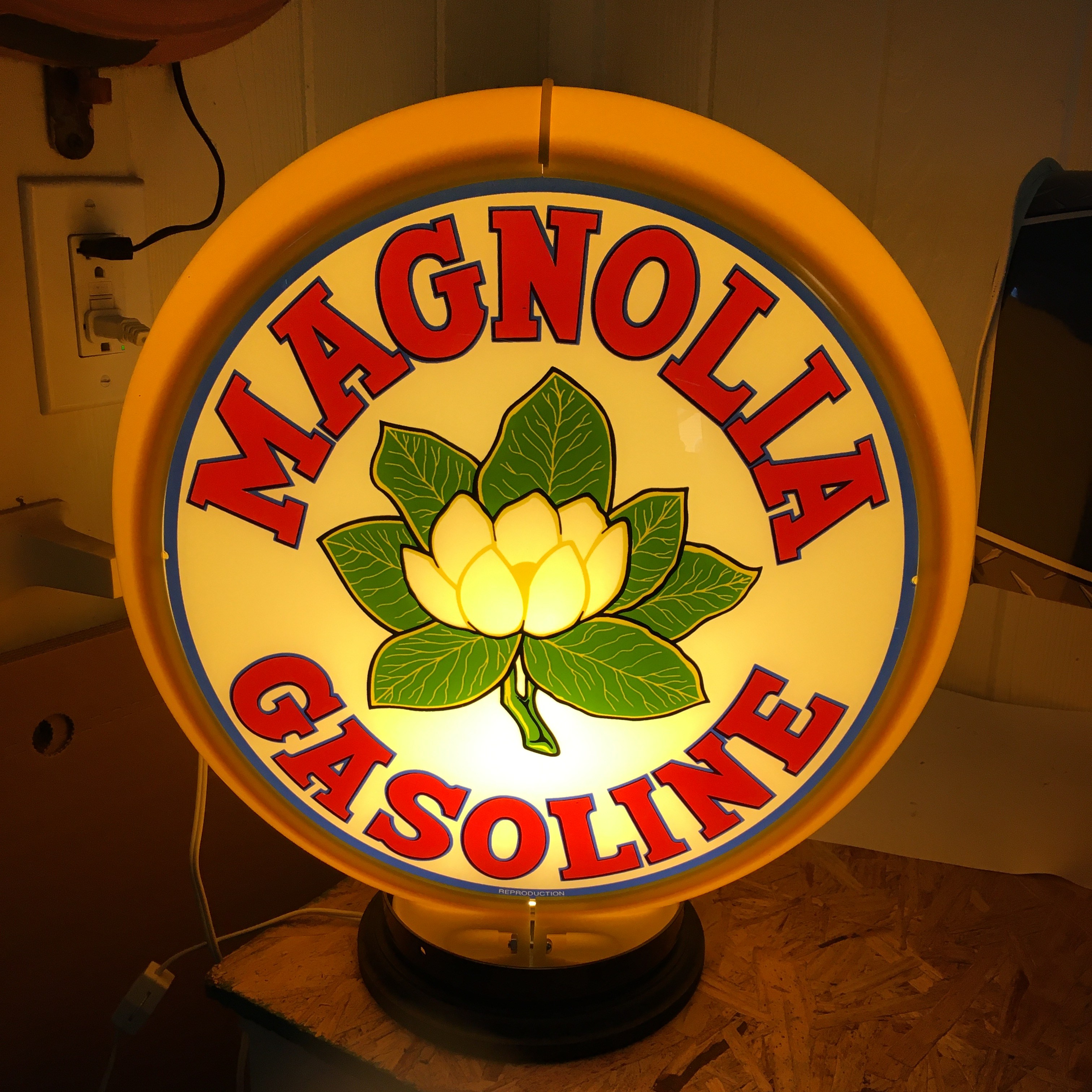 Licensed Magnolia Gas Pump Globe / Magnolia Gas Pump Globe / Gas Pump