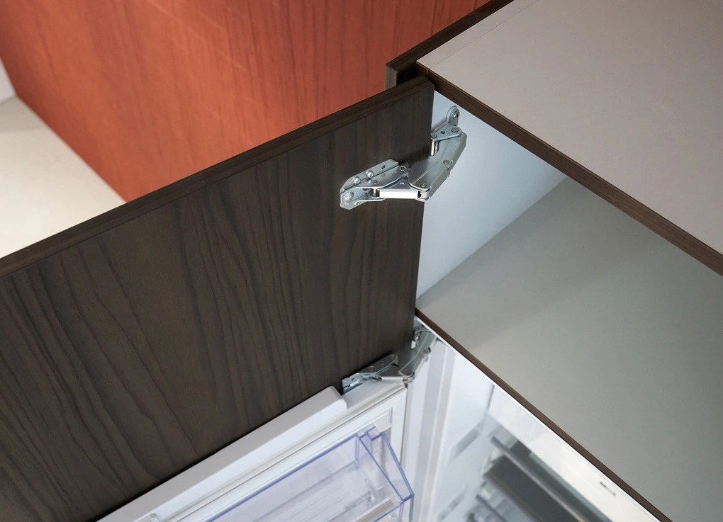 Kamat hinge allows to mount high doors on builtin refrigerators