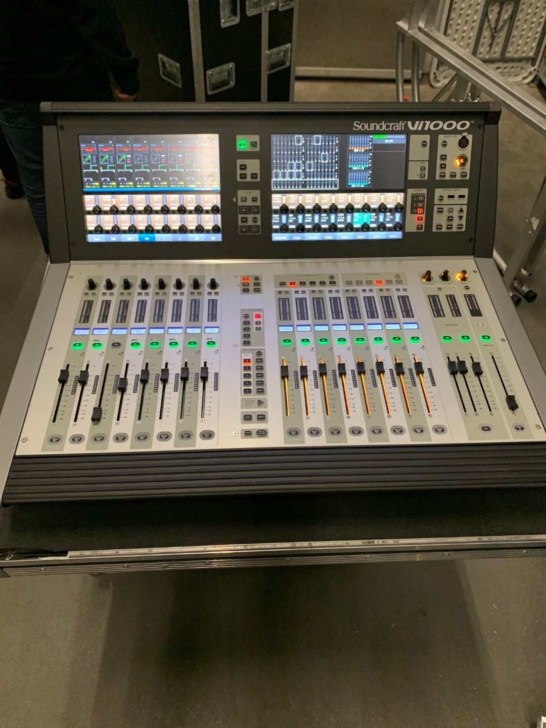 Soundcraft VI1000 Console and Stagerack 9500 EUR GebrauchteVeranstaltungstechnik.de Der
