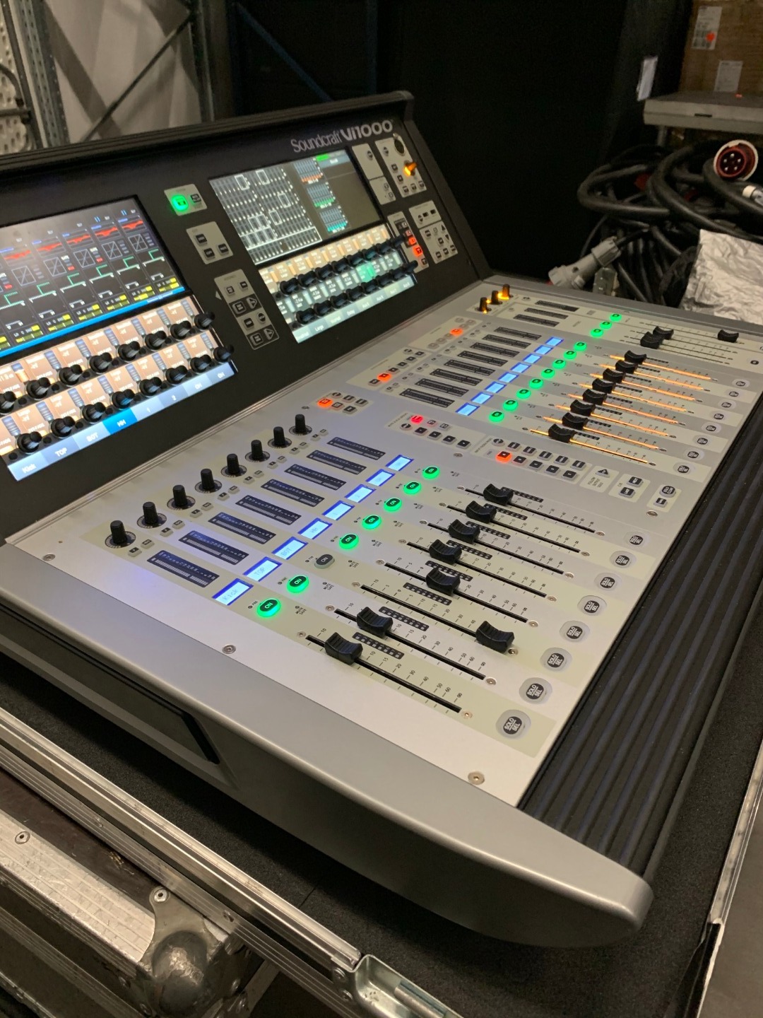 Soundcraft VI1000 Console and Stagerack 9500 EUR GebrauchteVeranstaltungstechnik.de Der