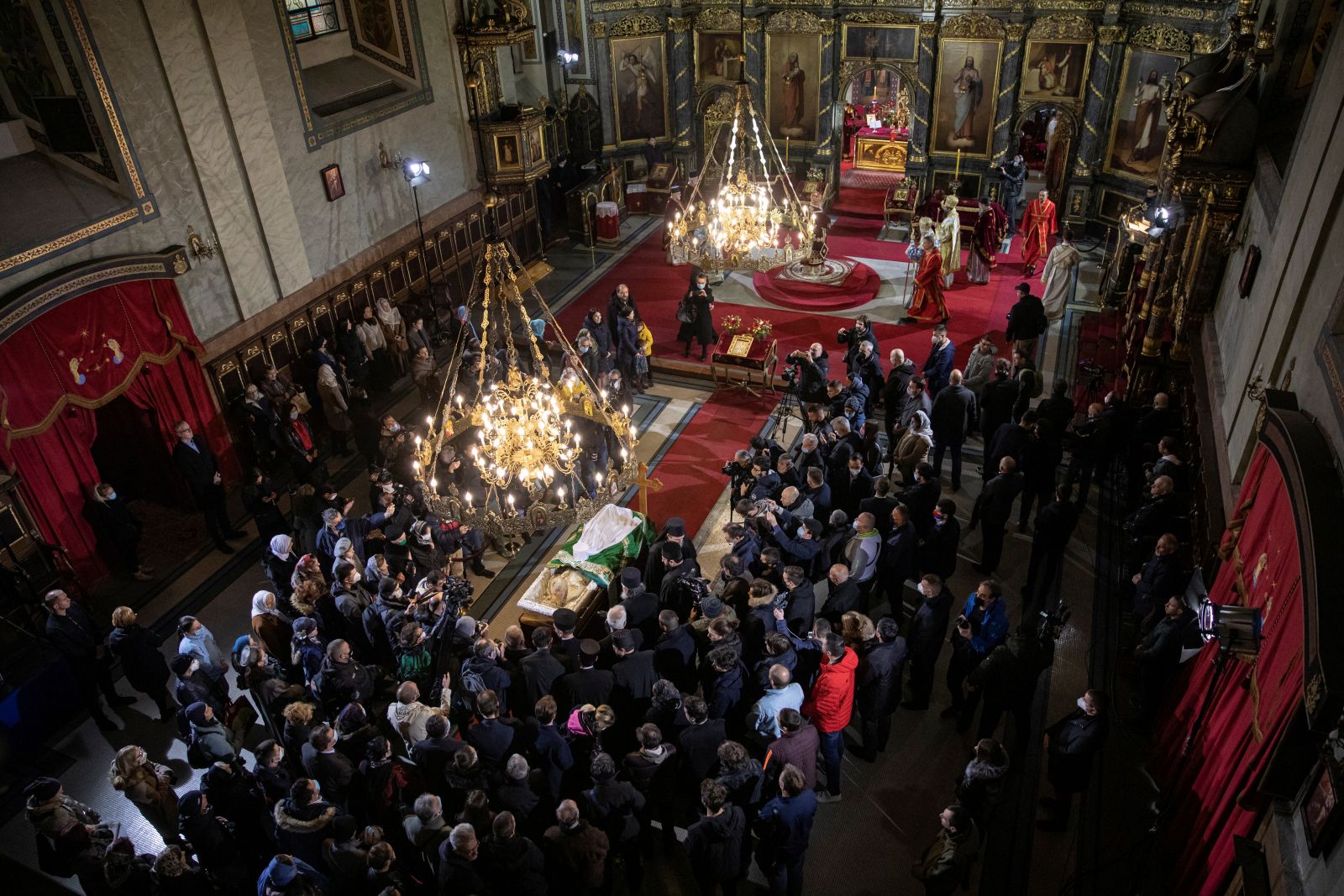 Mii De Credinciosi Si PreoÅ£i Sarbi Unii FÄrÄ MascÄ Au Trecut Pe La Catedrala Sf Sava Din Belgrad Pentru A I Aduce Un Ultim Omagiu Patriarhului Irineu Al Bisericii Ortodoxe Sarbe