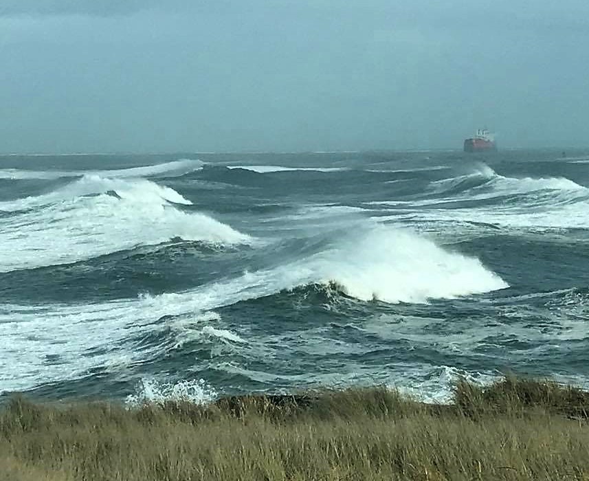 Wild winds and waves wow watchers in Pacific Northwest