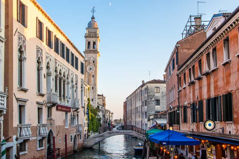 Venise balade en bateau typique au coucher du soleil
