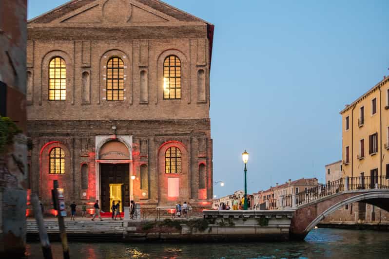 Venise balade en bateau typique au coucher du soleil