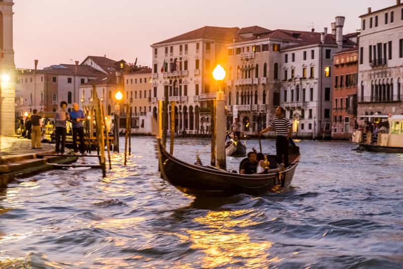 Venise balade en bateau typique au coucher du soleil