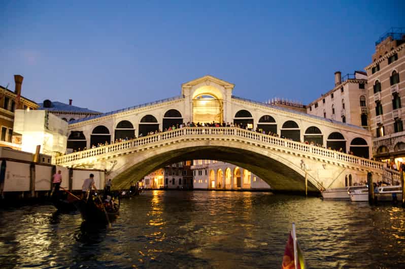 Venise balade en bateau typique au coucher du soleil
