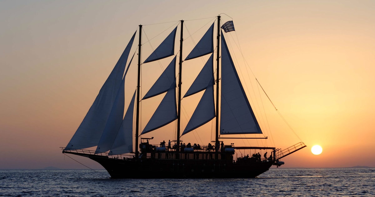 Santorin croisière volcanique au coucher du soleil
