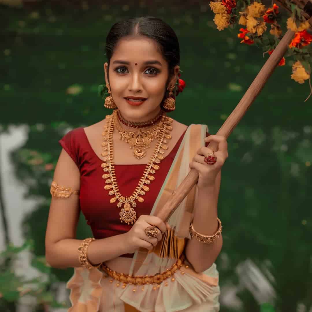 16YearOld Mallu Girl Anikha Set For T'wood Debut Gulte