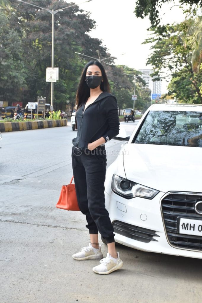 Sonal Chauhan Looks Super Fashionable In AllBlack Outfit