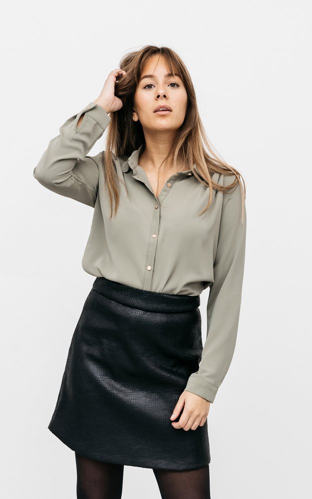 Bluse Sineke Hellgrün Basic Bluse Mit Goldfarbenen Knöpfen
