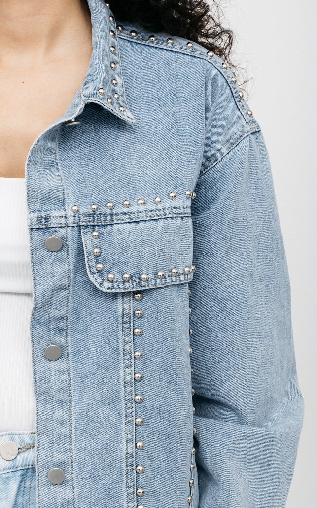 Jeansjacke Lois Hellblau Feminine Oversized Jeansjacke Mit Nieten