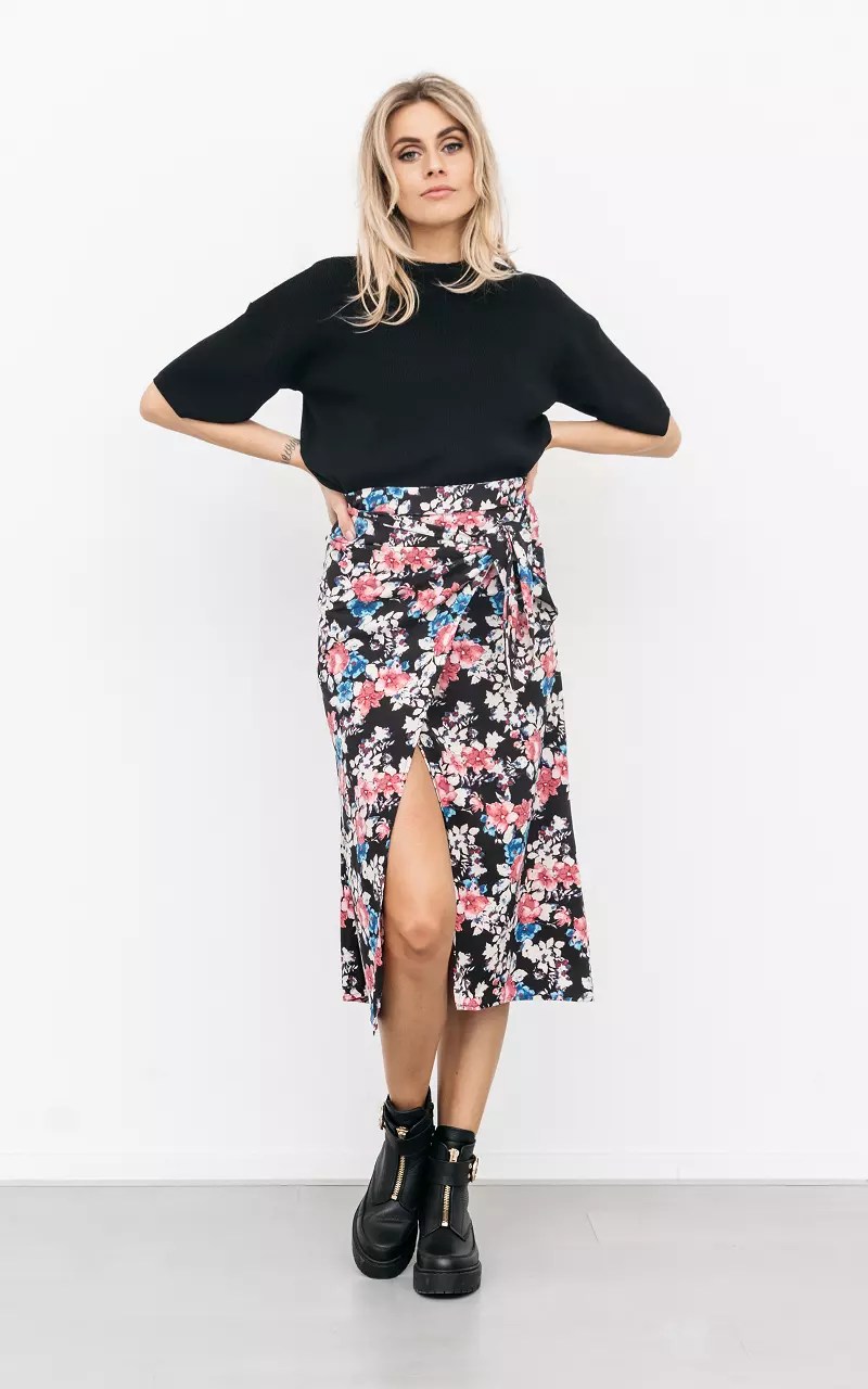 Wraparound skirt with floral print Black Pink