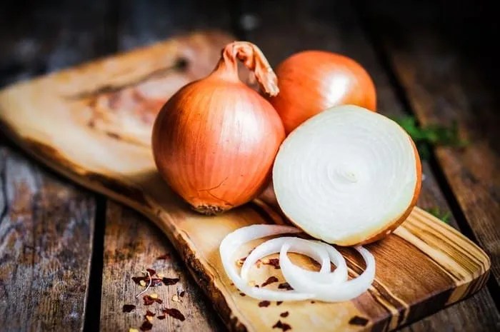 5 Manfaat Bawang Bombay untuk Kesehatan Tubuh • Hello Sehat