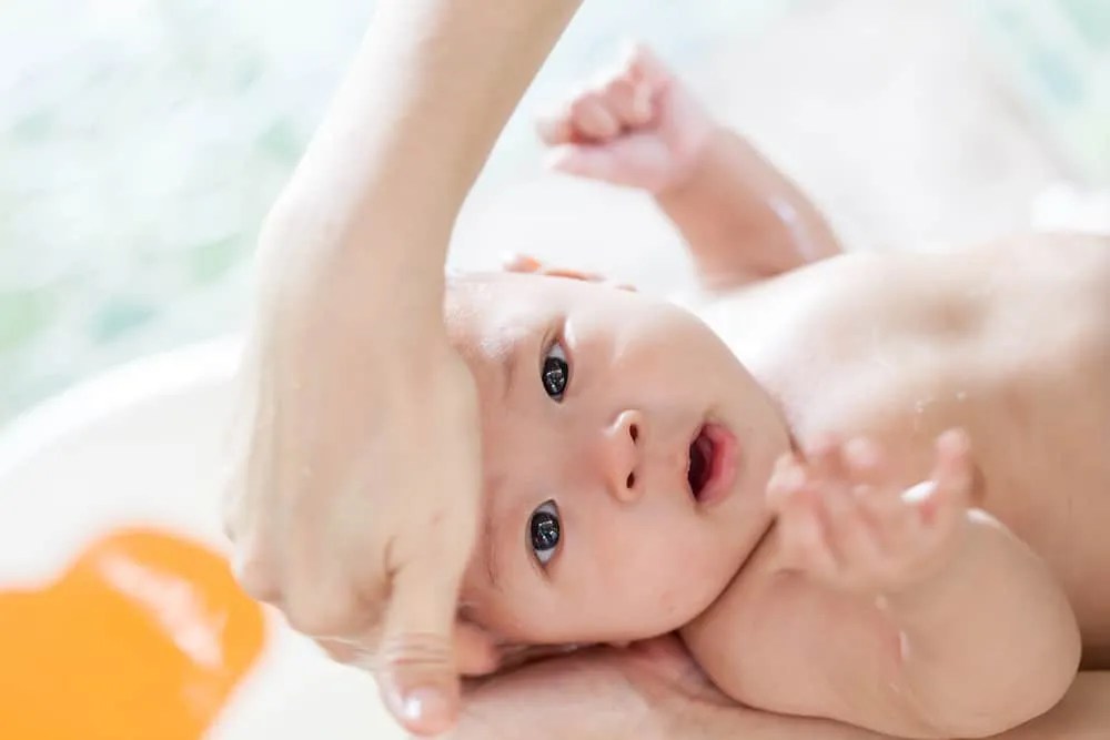 Cara Memandikan Bayi Baru Lahir yang Tepat dan Aman