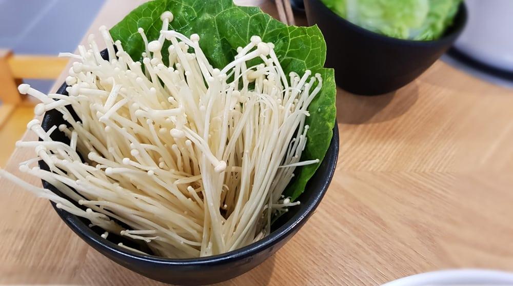 Apakah Jamur Enoki Berbahaya untuk Manusia? Hello Sehat
