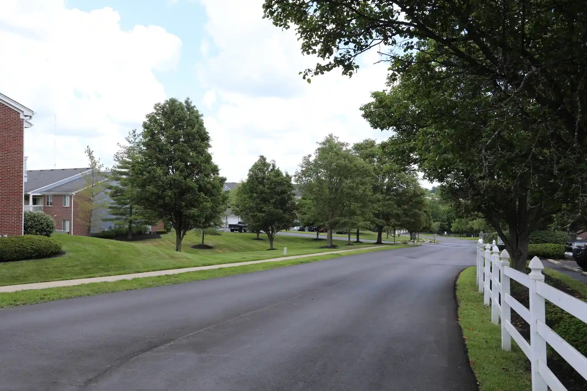 East Louisville, KY Apartments with Garages Shadow Ridge