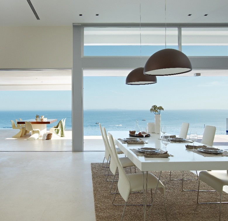 Modern Villa Brings Elegance to