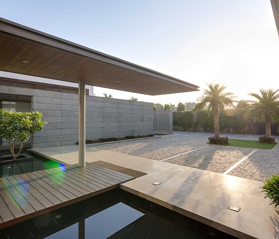 Contemporary New Delhi Villa with Amazing Courtyard and Water Features