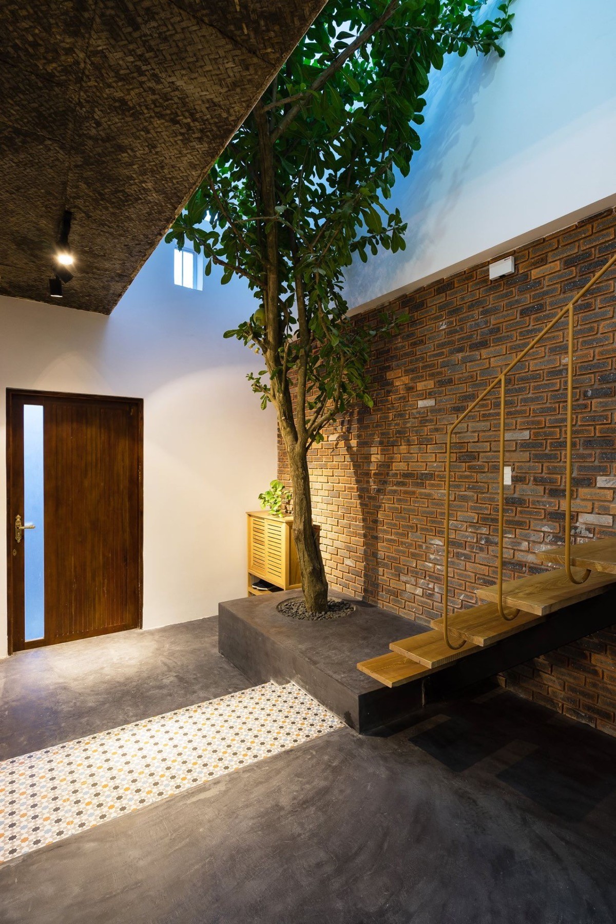 Tropical House Design with Interior Courtyard