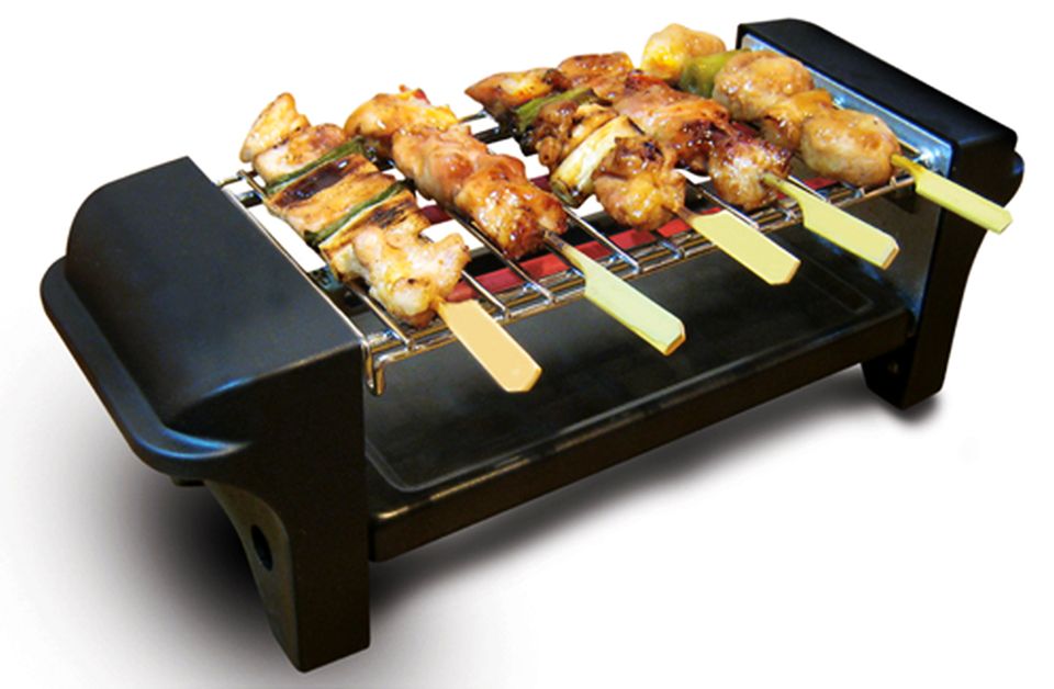 Compact electronic grill by Peanuts Club is designed for indoor use