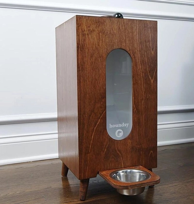 The Clever Houndsy Kibble Dispenser has a MidCentury Flick to it