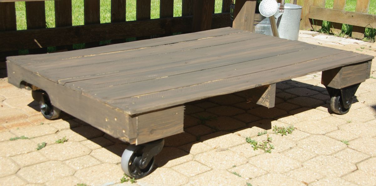 Maximize Your Outdoor Space With A Pallet Coffee Table On Wheels