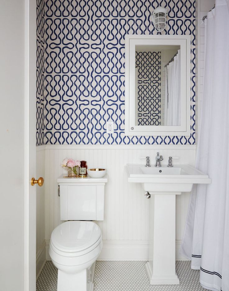 30 Wallpapered Bathrooms
