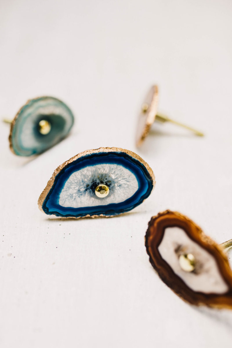 Best Knobs For White Cabinets 30 Best Knobs and Pulls for White Kitchen