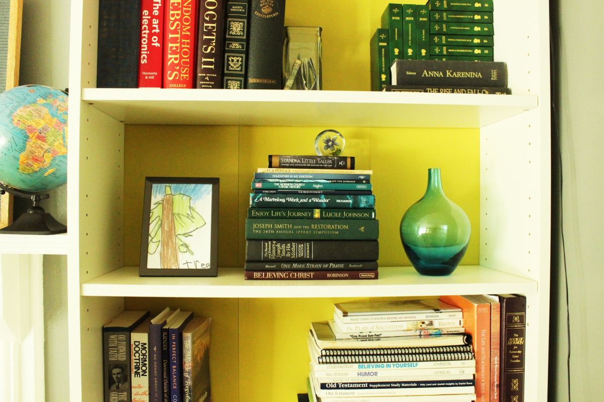 How to Declutter a Bookshelf Without Losing Its Personality