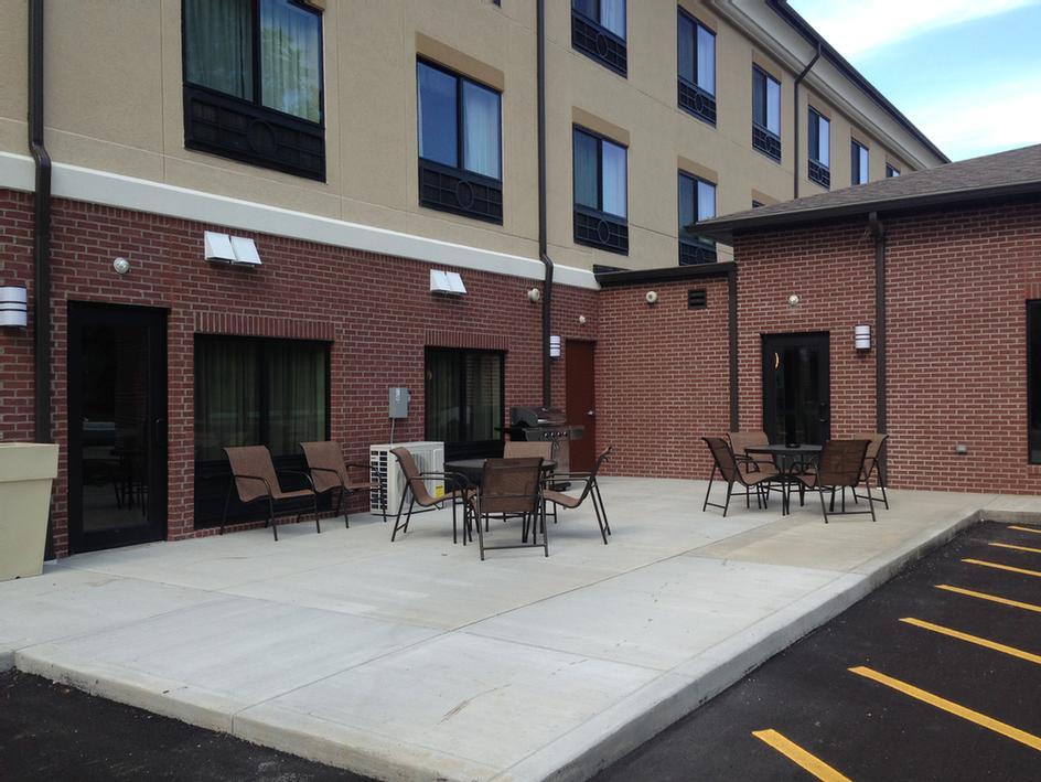 HOLIDAY INN EXPRESS® HOTEL & SUITES CAMBRIDGE Cambridge OH 2035 Southgate Pkwy. 43725