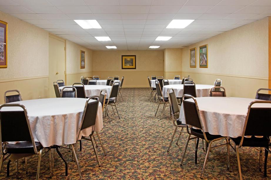 HOLIDAY INN EXPRESS® GAYLORD Gaylord MI 1201 West Main 49735