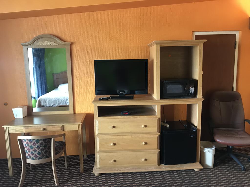 KARAKAHL COUNTRY INN Mount Horeb WI 101 Perimeter Rd. 53572