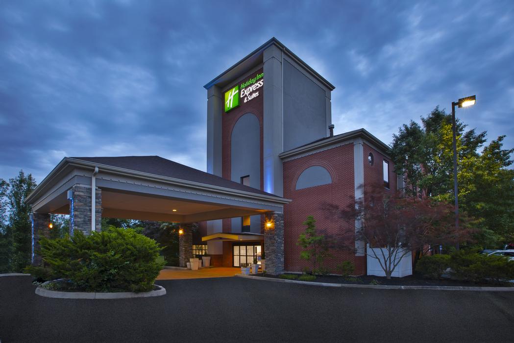 HOLIDAY INN EXPRESS® HOTEL & SUITES Milford OH 301 Old Bank Rd. 45150