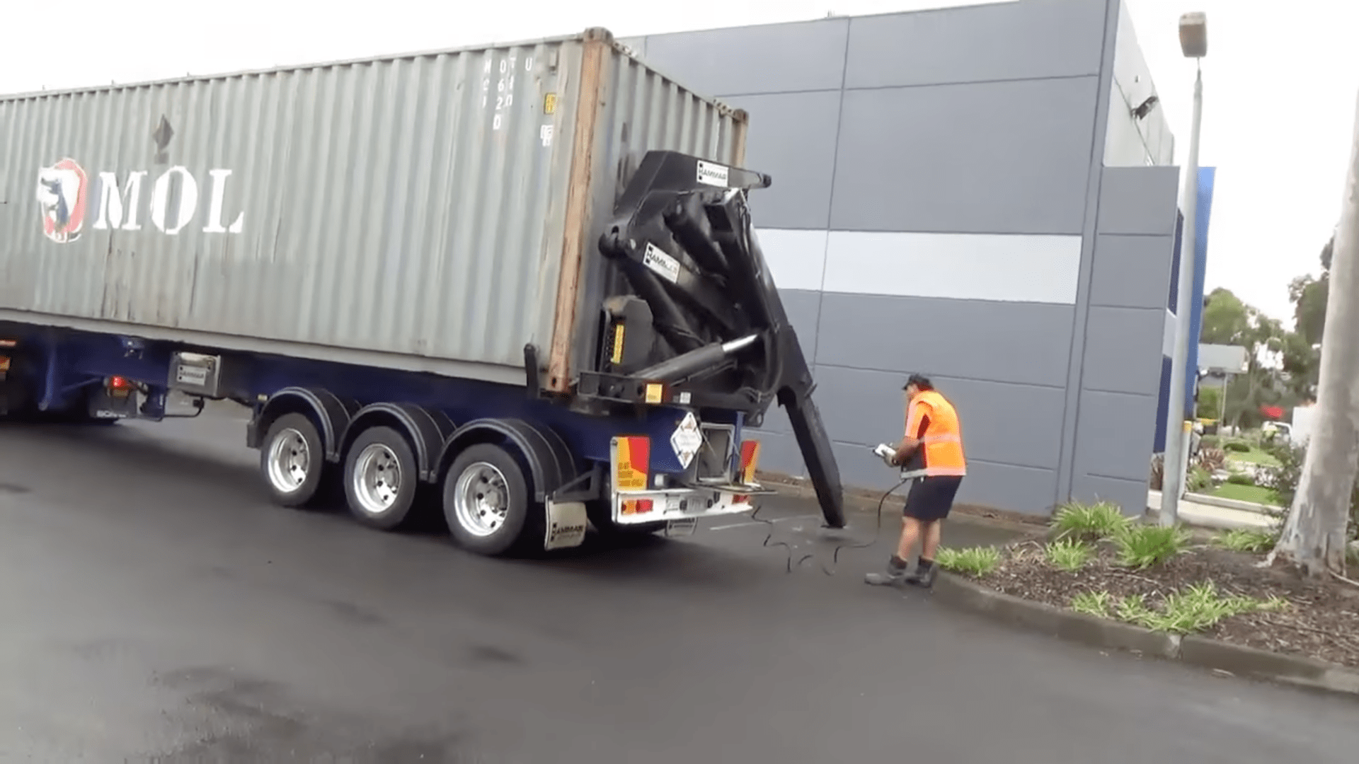 Unload a Container Using a Side Loader Truck
