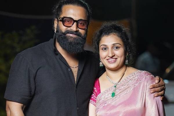 வசூலை வாரிக்குவிக்கும் காந்தாரா படத்தின் முதுகெலும்பாக இருந்த நடிகர் ரிஷப் மனைவி.. யார்? வசூலை வாரிக்குவிக்கும் காந்தாரா படத்தின் முதுகெலும்பாக இருந்த நடிகர் ரிஷப் மனைவி.. யார்?