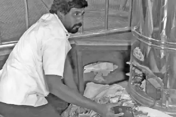 கோயில் உண்டியலில் தவறுதலாக விழுந்த பக்தரின் ஐபோன்.., கடவுளுக்கே சொந்தம் என கொடுக்க மறுப்பு கோயில் உண்டியலில் தவறுதலாக விழுந்த பக்தரின் ஐபோன்.., கடவுளுக்கே சொந்தம் என கொடுக்க மறுப்பு
