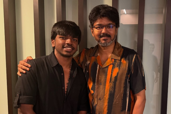 விஜய்யை சந்தித்த சூர்யா சேதுபதி.. என்ன கூறினார் என நெகிழ்ச்சியான பதிவு விஜய்யை சந்தித்த சூர்யா சேதுபதி.. என்ன கூறினார் என நெகிழ்ச்சியான பதிவு